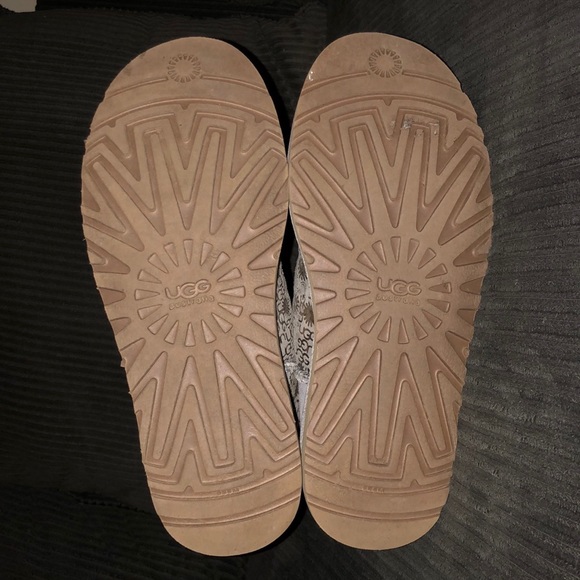UGG Australia Limited Edition Logo, size 7, EUC - Picture 2 of 8